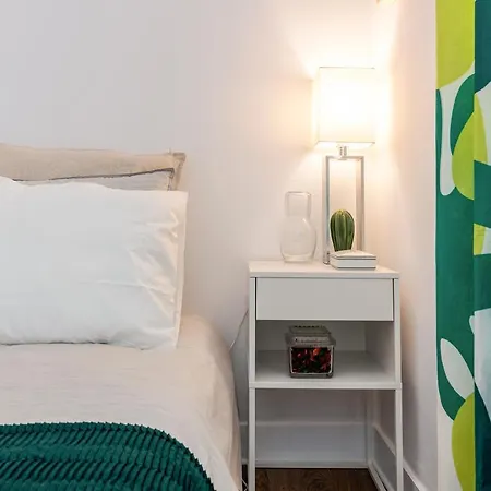 Modern Local In Residential Neighborhood Apartman