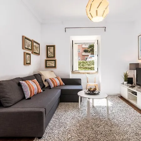 Apartment Modern Local In Residential Neighborhood *