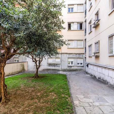 Modern Local In Residential Neighborhood شقة *