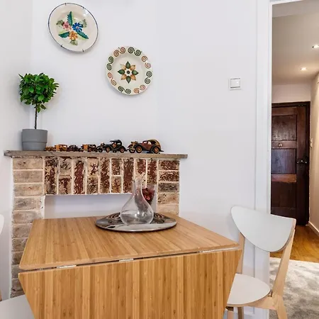 Modern Local In Residential Neighborhood Apartment *